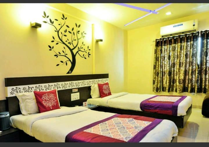 Skylawn Hotel Σουράτ Εξωτερικό φωτογραφία
