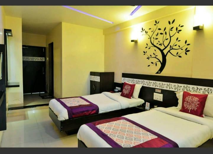 Skylawn Hotel Σουράτ Εξωτερικό φωτογραφία